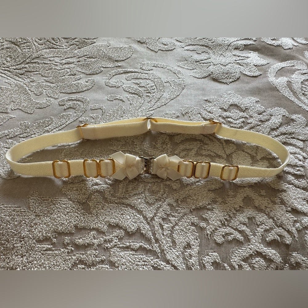 NWOT Bordelle Ivory Bondage Collar with Classic Embellishments and Bows